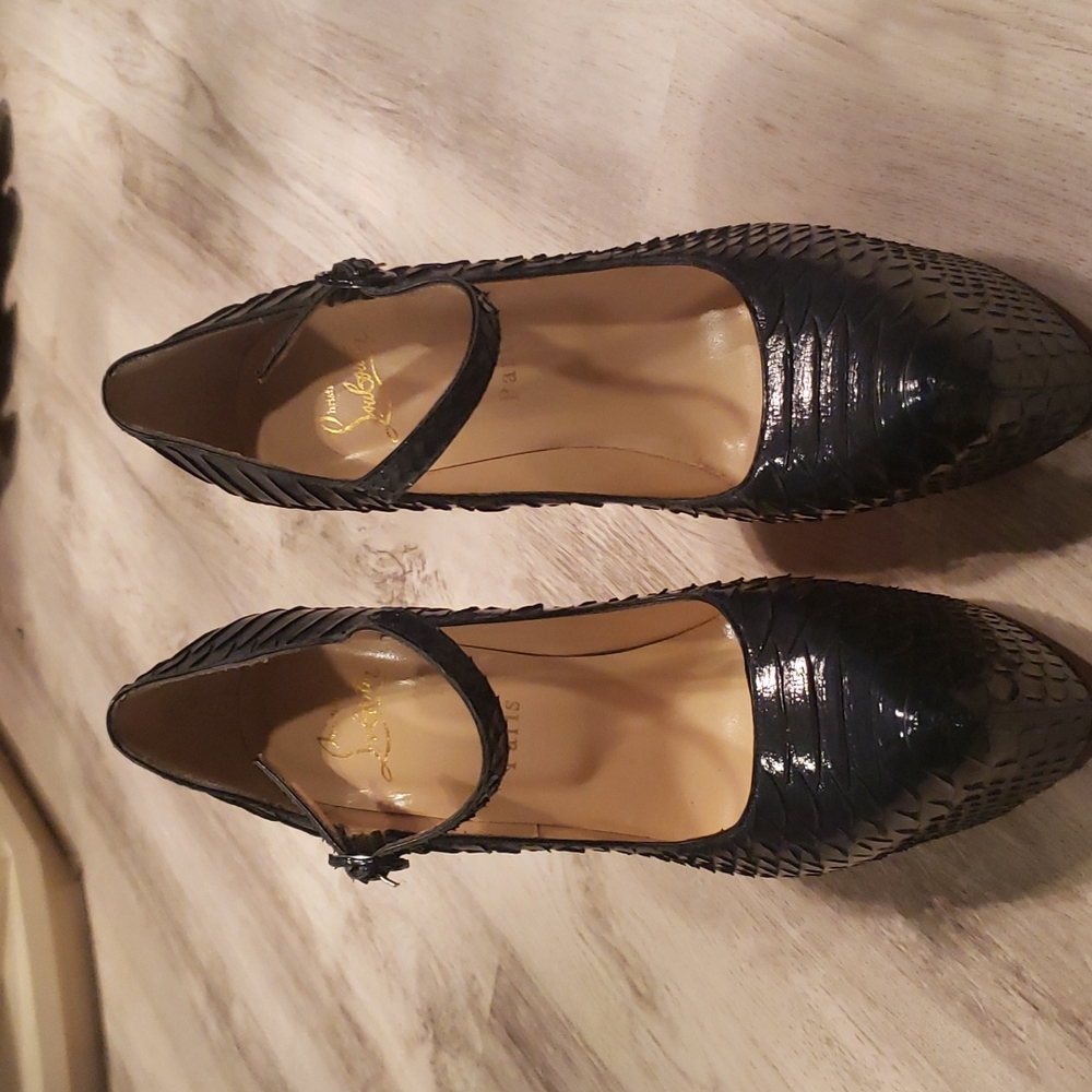 Christian Louboutin size 40 color dark green 100% Authentic